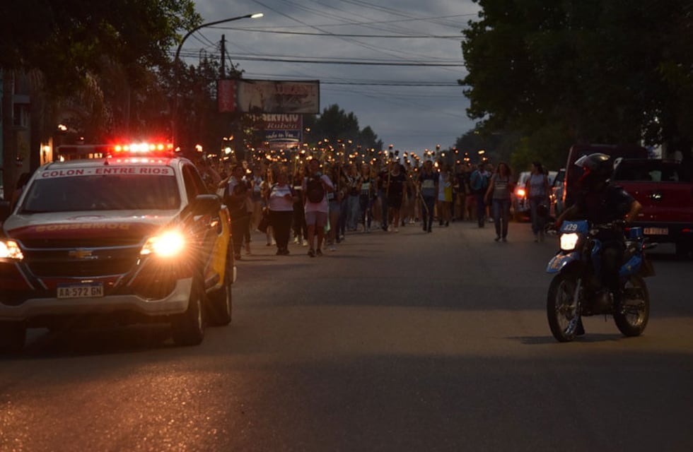 Miles de estudiantes entrerrianos realizaron su tradicional quema del muñeco