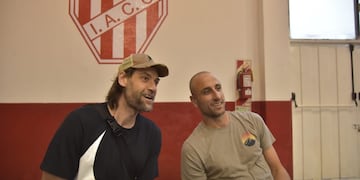 Fabricio Oberto y Manu Ginóbili en cancha de Instituto el 14 de diciembre de 2019. Ahora, el cordobés acompaña a Manu en la ceremonia para integrar el Salón de la Fama (Facundo Luque / La Voz / Archivo).