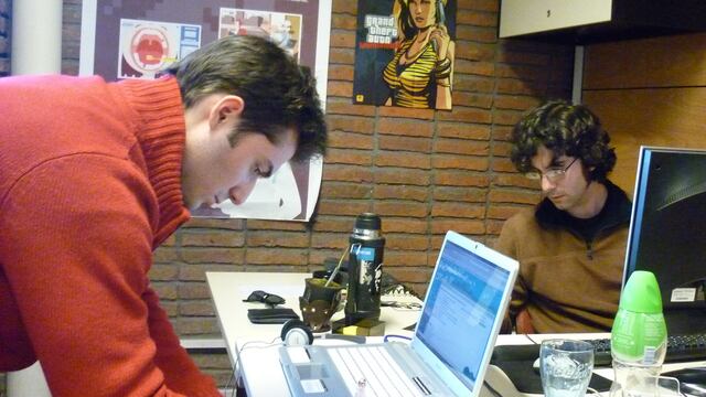 Autorregulación, fijación de metas y diálogo interno constructivo son competencias de autoliderazgo.