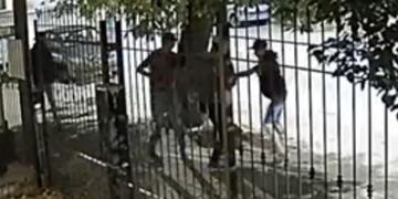 Tres ladrones le robaron a un joven en la puerta de su casa.
