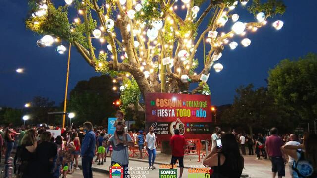 Cosquín celebró el clásico y esperado encendido de luces de su propio "Árbol Navideño". (Foto: Facebook / Municipalidad de Cosquín Oficial),