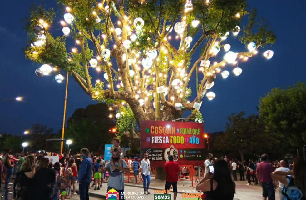 Varias localidades de Punilla encendieron su propio “Árbol de Navidad” este 8 de diciembre