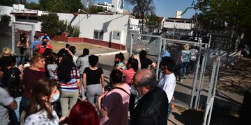 Familiares de presos, frente a la Alcaidía, de barrio Cáceres, donde falleció un hombre de 34 años.