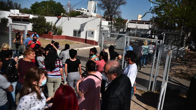 Familiares de presos, frente a la Alcaidía, de barrio Cáceres, donde falleció un hombre de 34 años.