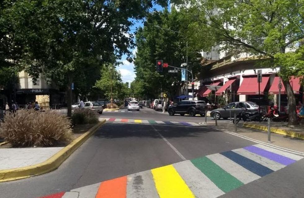 En La Plata, pintan sendas peatonales con los colores de la diversidad sexual