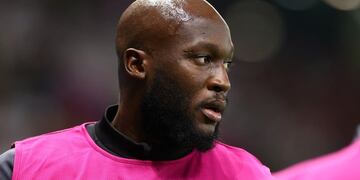 Romelu Lukaku, con todos los dedos en su dirección.