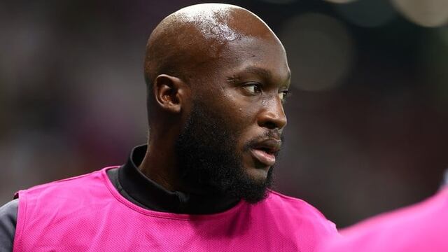 Romelu Lukaku, con todos los dedos en su dirección.