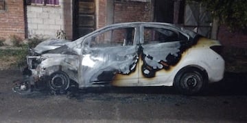 El automóvil Chevrolet que Isaac Lionel Amaya dejó estacionado en la puerta de su casa y quedó calcinado en la madrugada del 16 de septiembre cuando fue prendido fuego de manera intencional.
