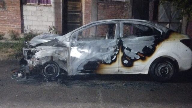 El automóvil Chevrolet que Isaac Lionel Amaya dejó estacionado en la puerta de su casa y quedó calcinado en la madrugada del 16 de septiembre cuando fue prendido fuego de manera intencional.