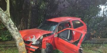 Se salvó de milagro: automóvil despistó y casi cae por un barranco en Puerto Iguazú.