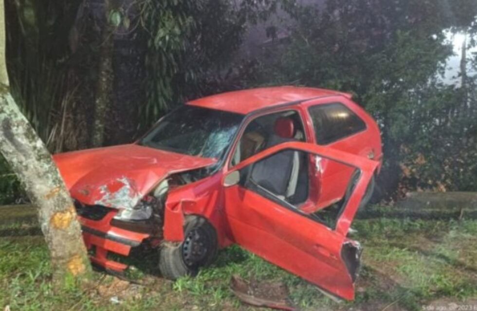 Se salvó de milagro: automóvil despistó y casi cae por un barranco en Puerto Iguazú