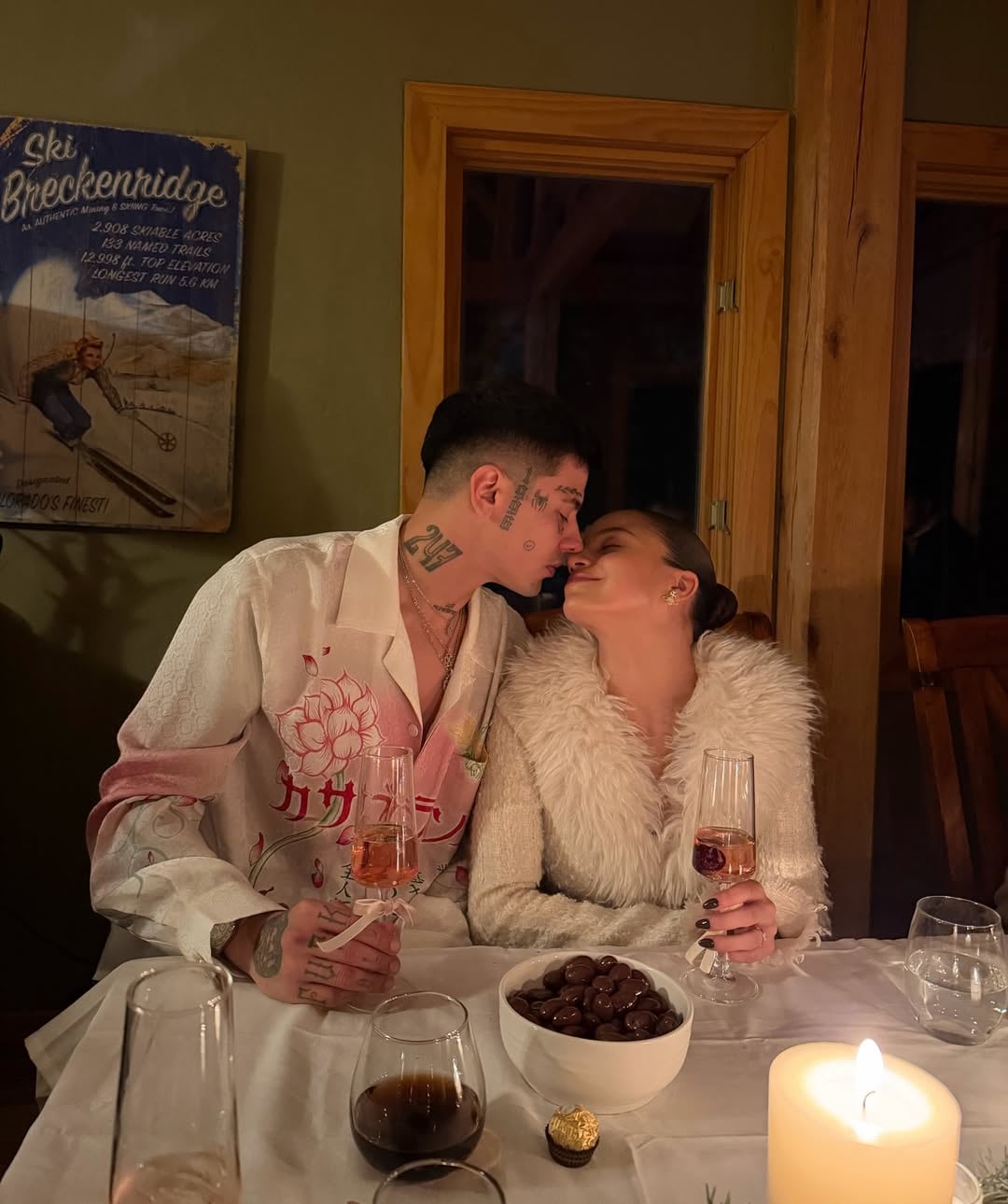 La pareja celebró junto a amigos.