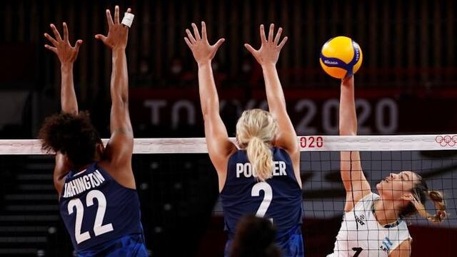 Elina Rodríguez ataca sobre el intento de bloque de Jordyn Poulter. Las Panteras debutaron en los Juegos Olímpicos ante Estados Unidos.