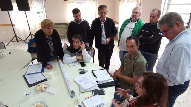 Reunión de concejales y vecinos con funcionarios de Vialidad Nacional en Bahía Blanca.