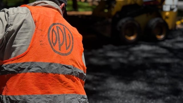 Puerto Iguazú: Vialidad Provincial avanza con obras de bacheo y pavimentación en el entorno de la plaza San Martín.