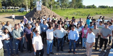 Rotonda, pavimento e iluminación para un acceso más seguro.