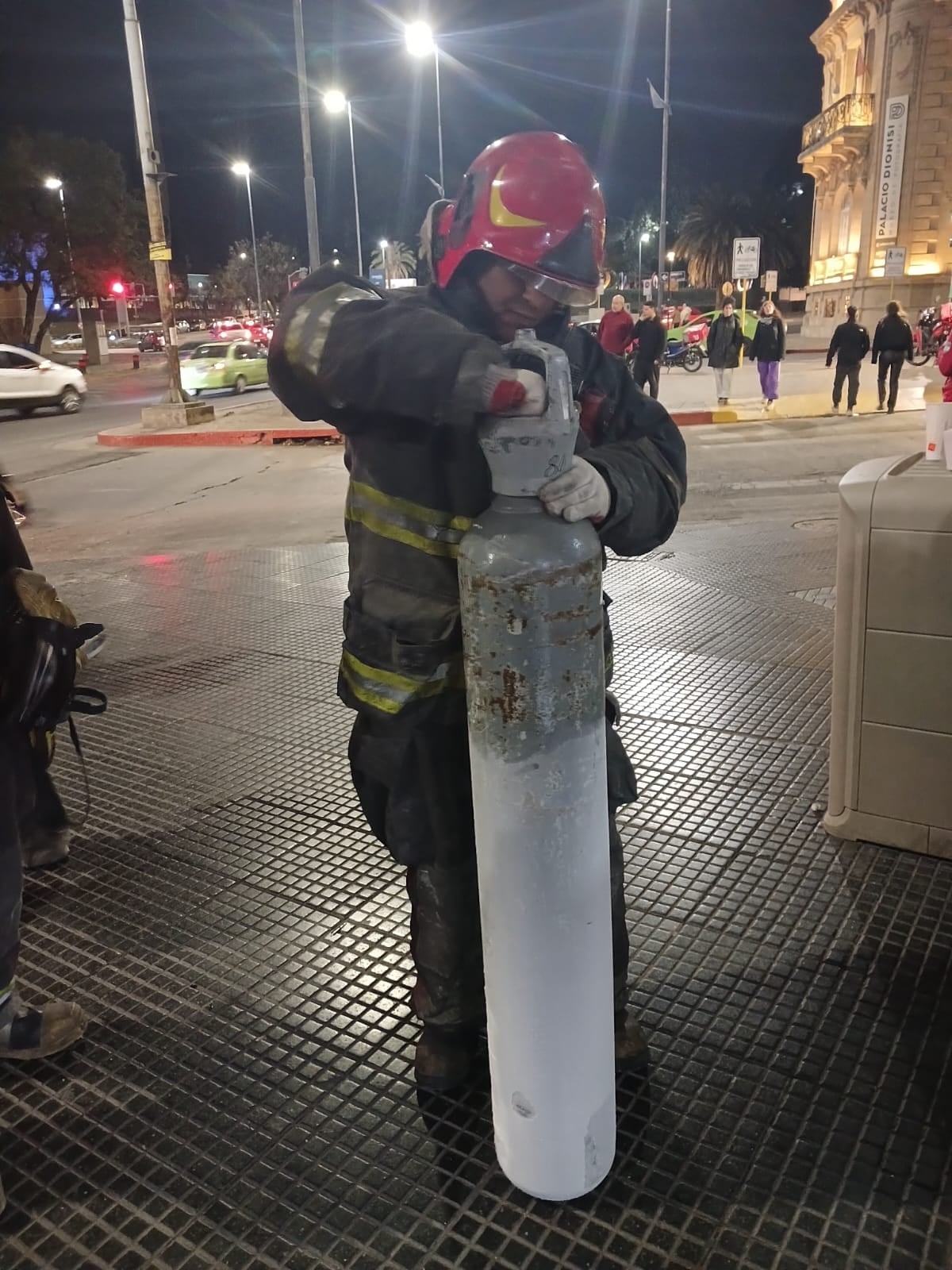 Evacuaron el local de Mc Donald's ubicado en la zona de la Plaza España de la ciudad de Córdoba.