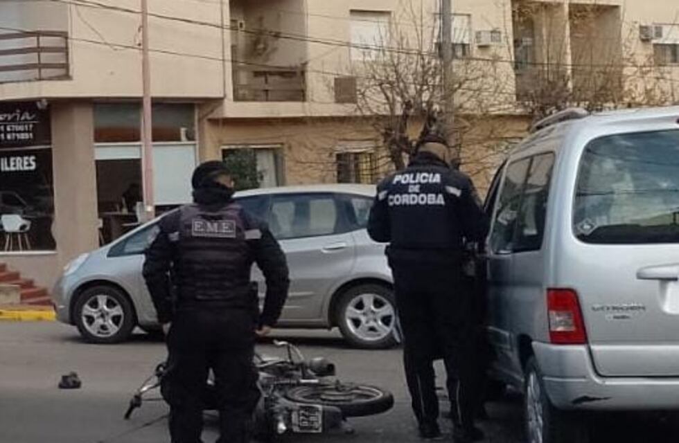 Accidente de tránsito en Carlos Paz: motociclista herido tras chocar contra  con utilitario