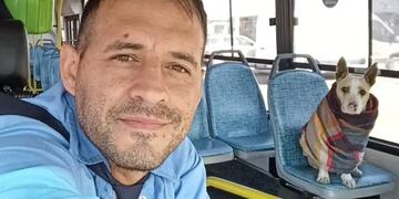 El colectivero tiktoker y Corchito en el colectivo más famoso de La Plata.