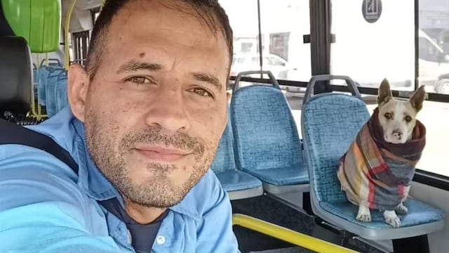 El colectivero tiktoker y Corchito en el colectivo más famoso de La Plata.