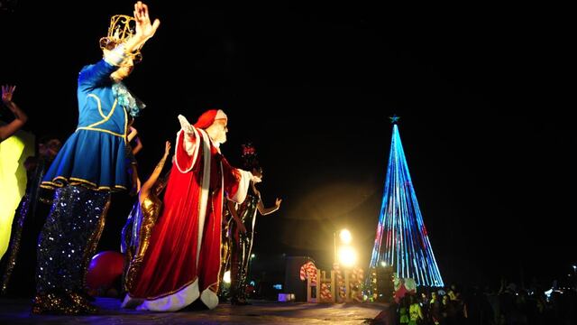 Pueblo Belgrano enciende su árbol de navidad