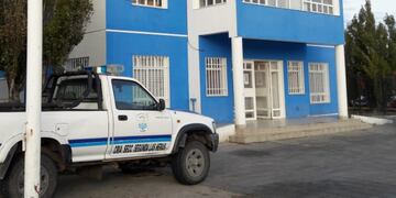 Dos hombres estaban cazando, uno disparó y la bala rebotó en la cabeza de su amigo.
