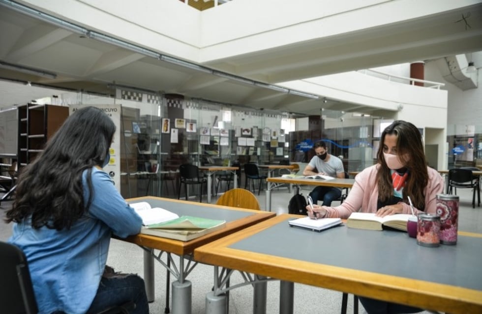 Becan a universitarios para capacitarse en el exterior sobre función pública