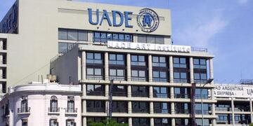 Cómo es el código de vestimenta de la UADE que generó polémica: qué se puede usar y qué no