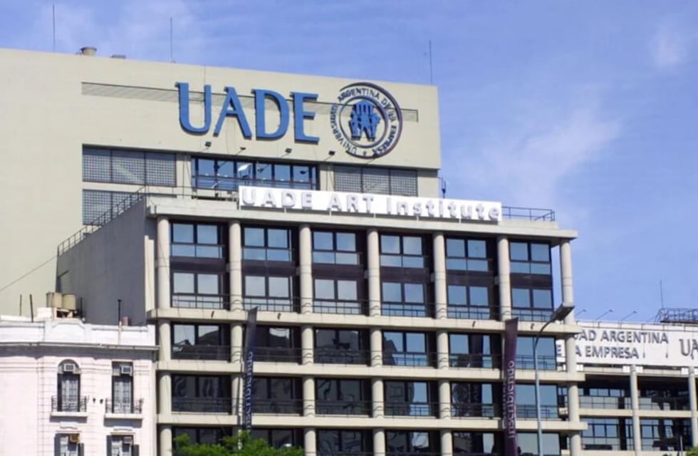 Cómo es el código de vestimenta de la UADE que generó polémica: qué se puede usar y qué no