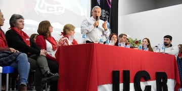 En el radicalismo "no creemos en el Estado sobredimensionado del populismo, pero tampoco en el mínimo del neoliberalismo", dijo Morales en Trelew.