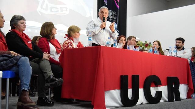 En el radicalismo "no creemos en el Estado sobredimensionado del populismo, pero tampoco en el mínimo del neoliberalismo", dijo Morales en Trelew.