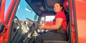 Yamila Barrionuevo, la primera chofer de autobomba de Córdoba.