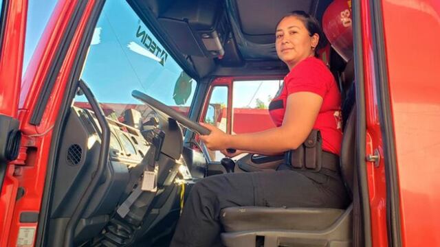 Yamila Barrionuevo, la primera chofer de autobomba de Córdoba.