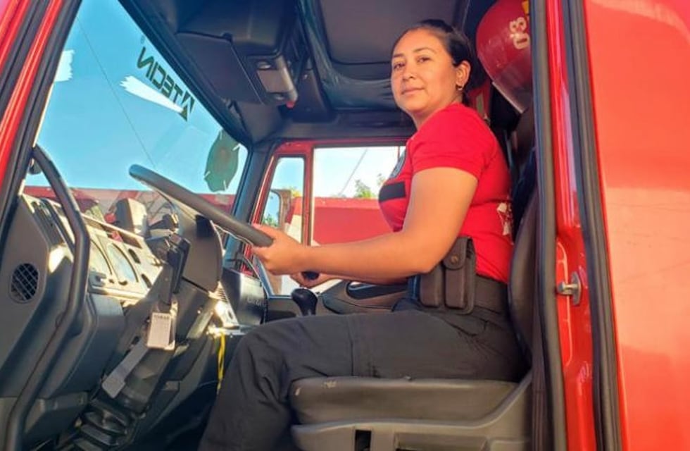 Yamila, la primera en conducir un autobomba en Córdoba