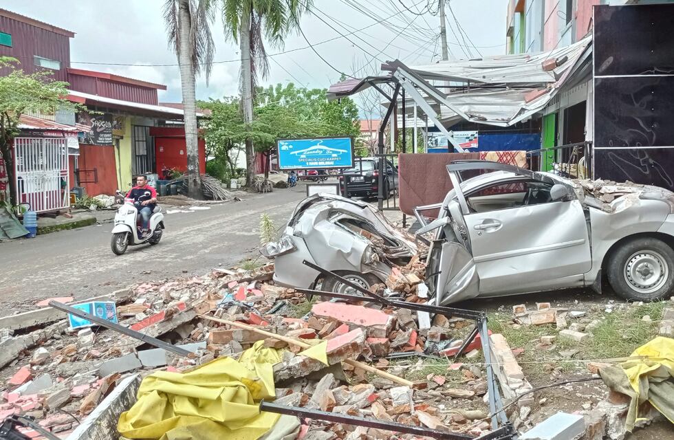 Ascienden a 42 los muertos por un fuerte terremoto en Indonesia