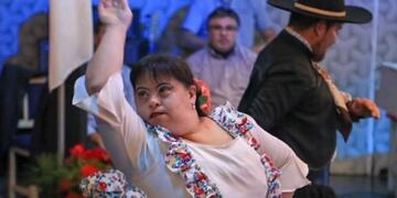 Ella es Marianita, la bailarina folclórica que más se luce arriba del escenario.