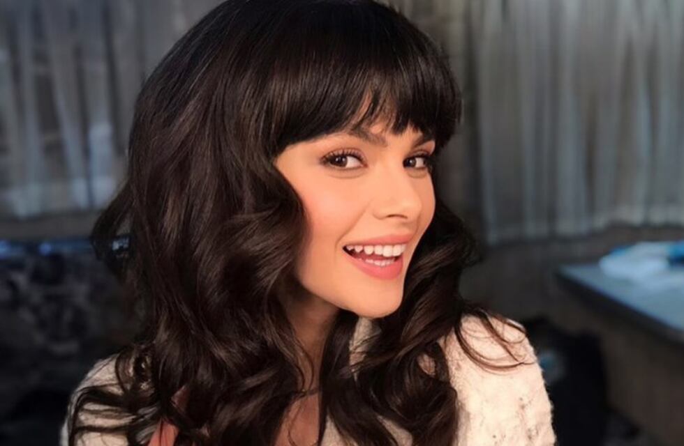 Nazli, de Doctor Milagro, conquistó con un look total black: minifalda, bucaneras y red