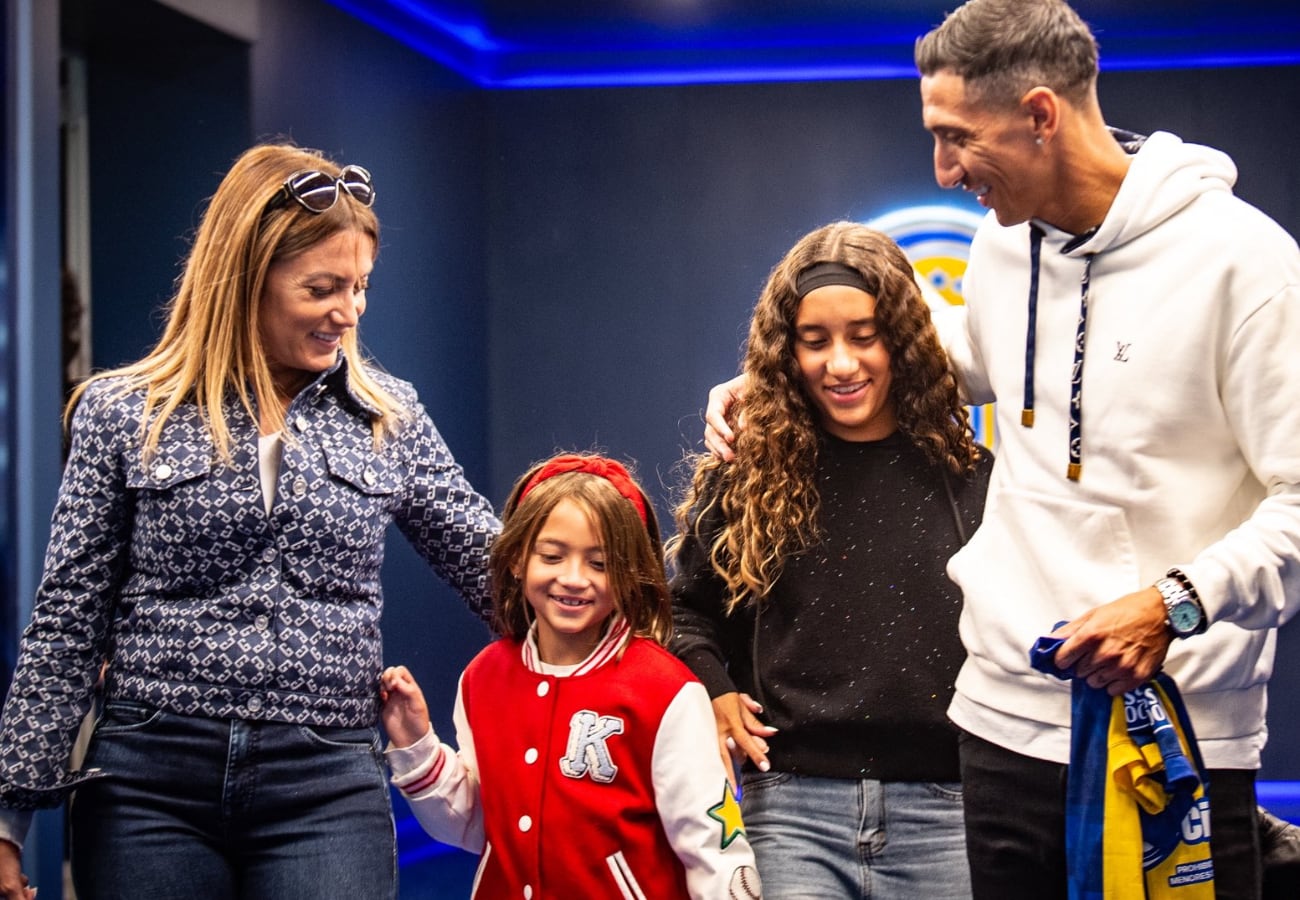 Ángel Di María y Jorgelina Cardoso junto a sus hijas Mía y Pía.