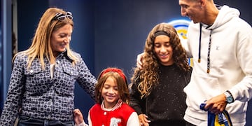 Ángel Di María y Jorgelina Cardoso junto a sus hijas Mía y Pía.