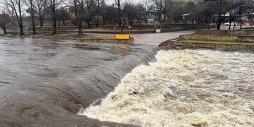 Tormenta Santa Rosa. Creciente en Villa Carlos Paz: tras las intensas lluvias, creció 2,5 metros. (La Voz)