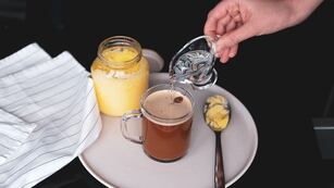 Qué es el café bulletproof, la bebida energizante que tiene múltiples beneficios.