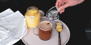 Qué es el café bulletproof, la bebida energizante que tiene múltiples beneficios.