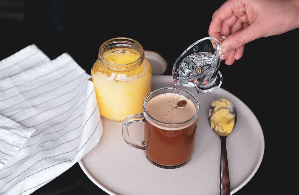 Qué es el café bulletproof, la bebida energizante que tiene múltiples beneficios