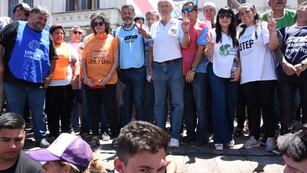 La movilización de Paraná se realizó en la Plaza Mansilla con una masiva participación popular.