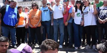 La movilización de Paraná se realizó en la Plaza Mansilla con una masiva participación popular.