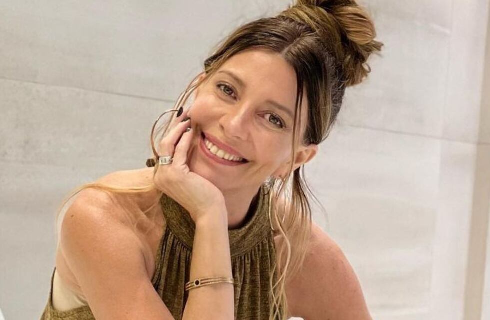 A los 51, Mónica Ayos encandiló en microbikini floreada desde Miami