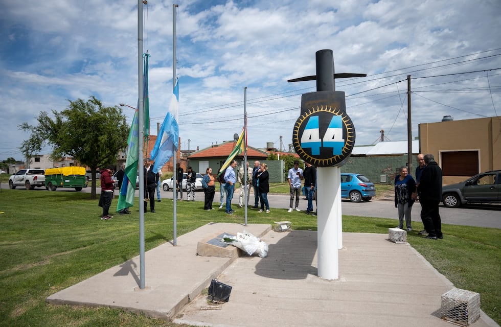 Homenaje a los héroes del ARA San Juan en su monumento