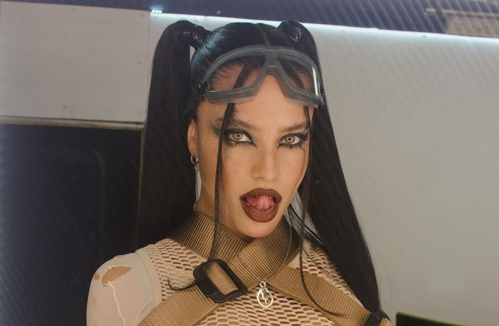 El polémico detalle que pasó desapercibido en un videoclip de Emilia Mernes