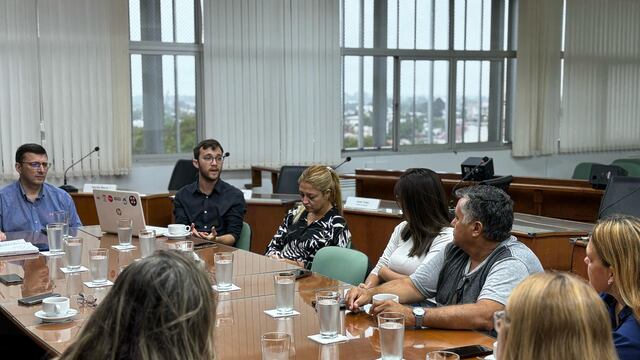 Reunión de padres con concejales de Rafaela por el pago de SADAIC y AADI CAPIF para las graduaciones
