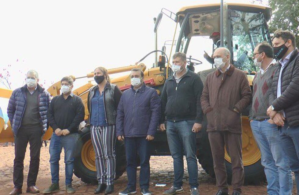 Colonia Delicia: el Gobernador hizo entrega de equipamiento vial y sanitario